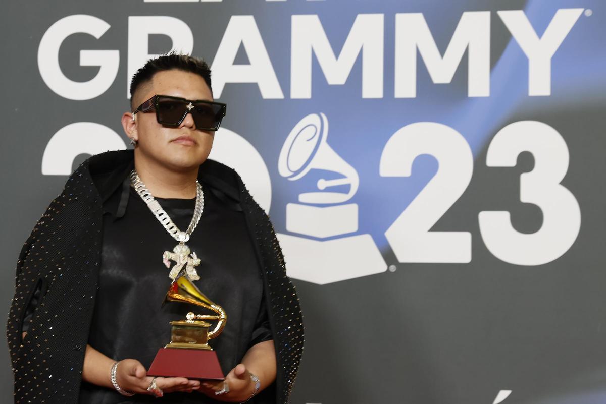 Kayfex (en la imagen), DJ y productor de 24 años, y el diseñador Gustavo Ramírez, Grammy Latino al Mejor Diseño de Álbum, posa para los fotógrafos en la alfombra roja de la gala anual de los Latin Grammy, este jueves en Sevilla.