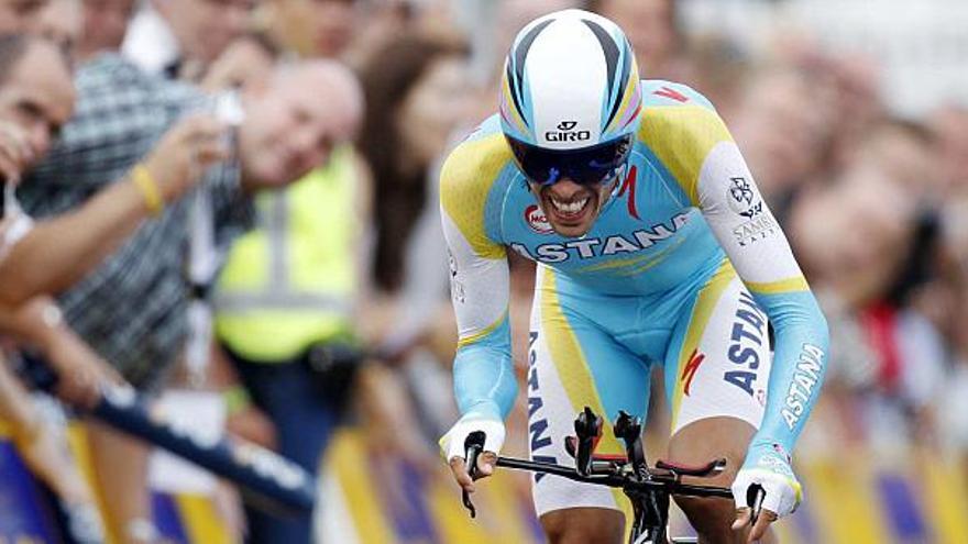 Alberto Contador esprinta antes de cruzar la línea de meta del prólogo del Tour de Francia, ayer en Rotterdam.