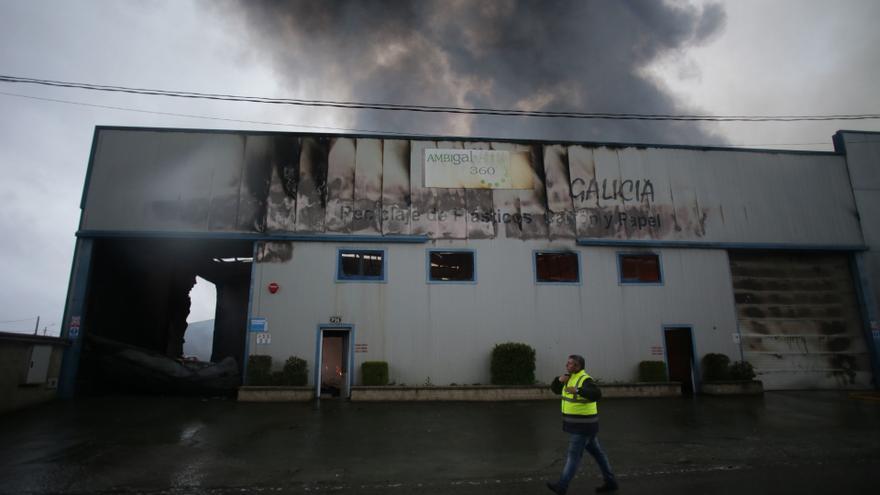 El material de la nave de Vilalba que ardió, ya controlado y en refrigeración continua