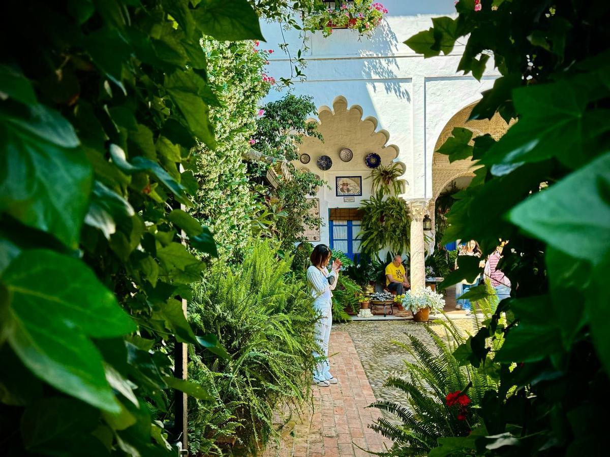 Patio de las campanas, con Jenaro sentado al fondo.
