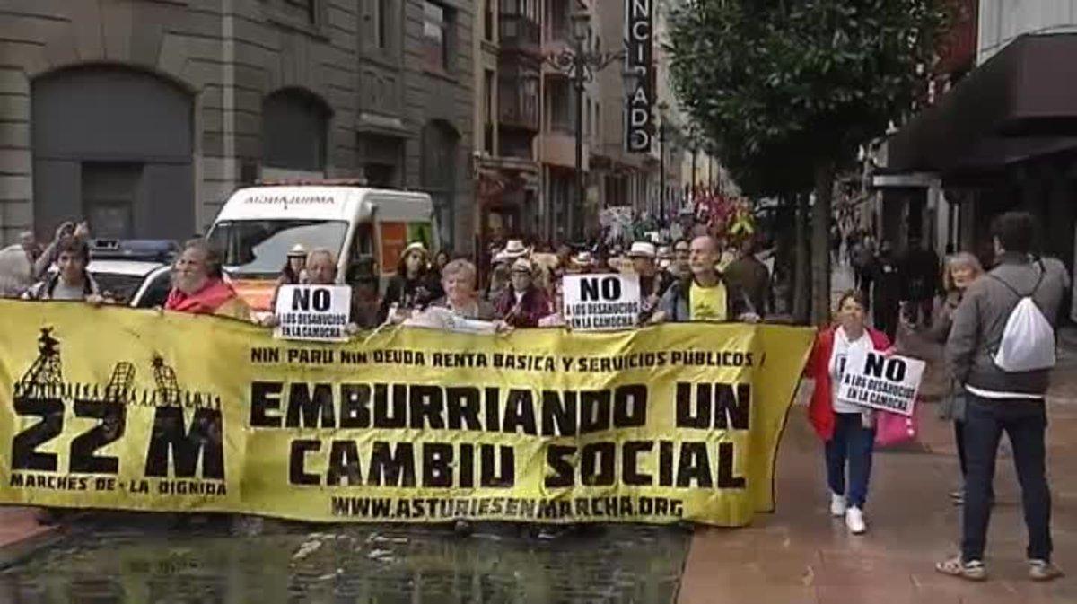 banderas-y-proclamas-republicanas-reciben-a-los-reyes-en-oviedo