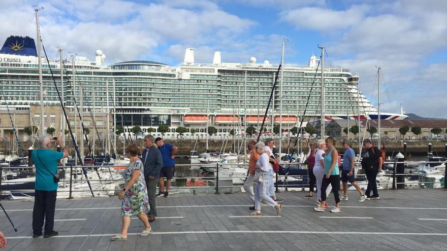 Pasajeros de &#039;Iona&#039;, con el crucero al fondo atracado en la Estación Marítima