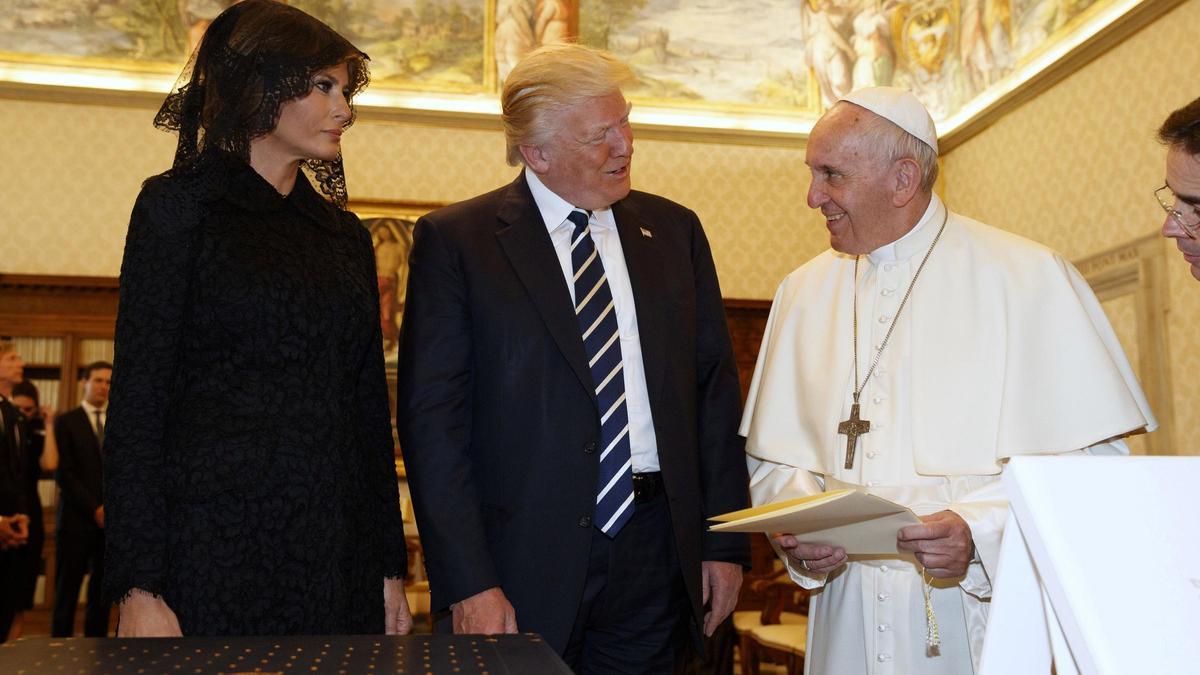 Donald y Melania Trump conversan con el papa Francisco, durante una visita al Vaticano en el anterior mandato del republicano, en mayo de 2017.