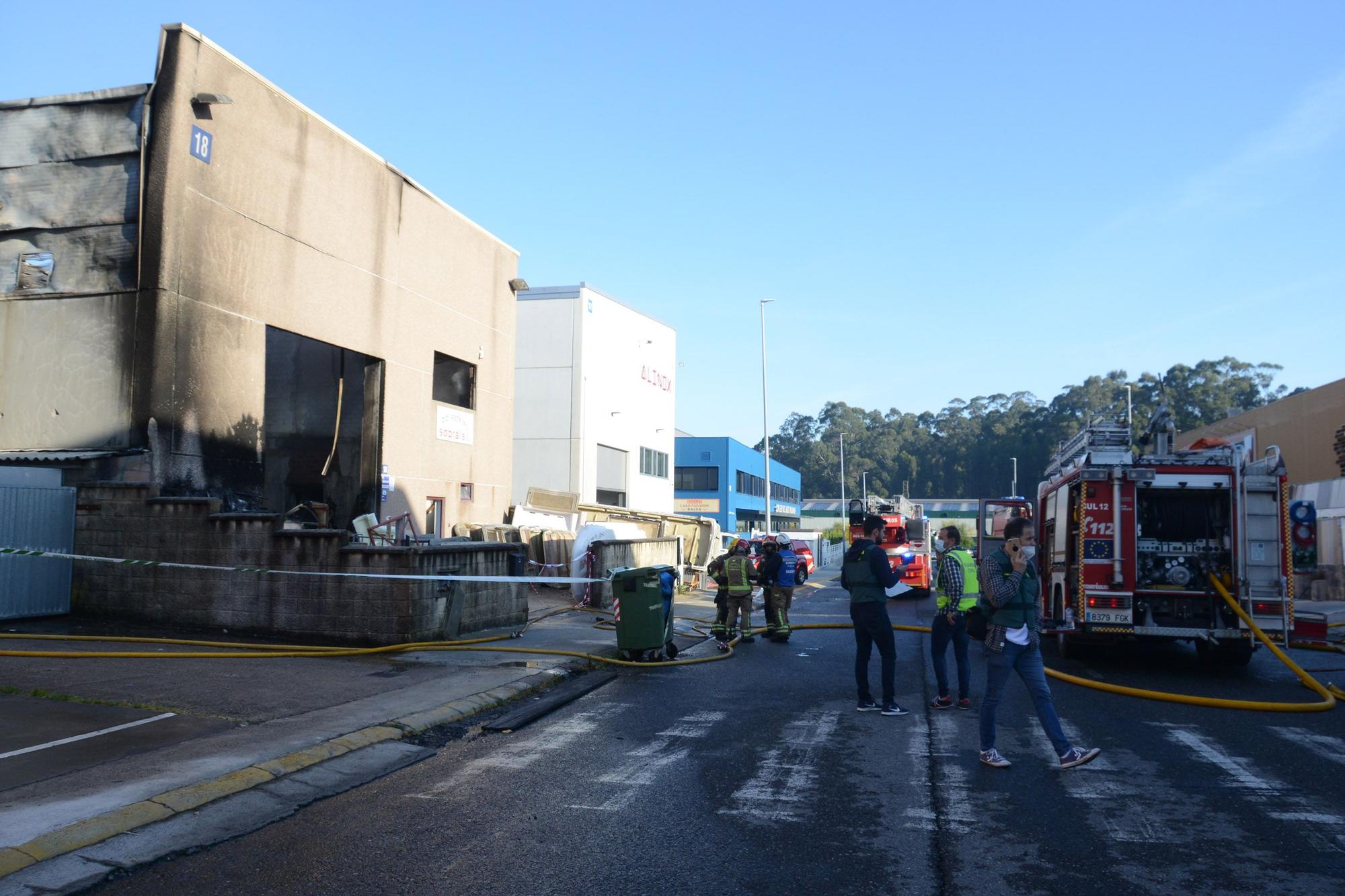 El incendio en una fábrica del polígono de Castiñeiras, en Bueu (I)