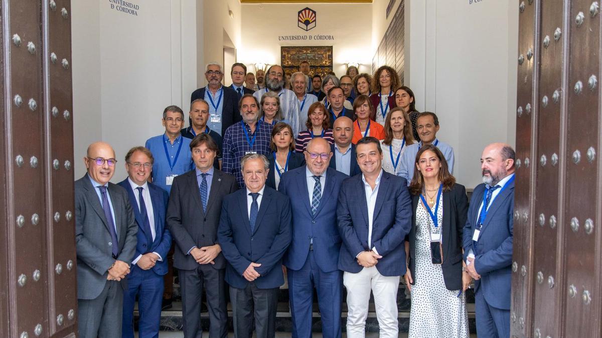 Foto de familia de alumnos de la cátedra, con el rector, Manuel Torralbo, el alcalde de Córdoba, José María Bellido, y el presidente de la Diputación, Salvador Fuentes.