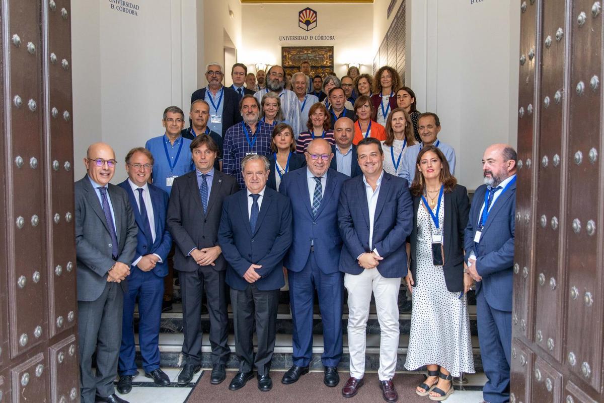 Foto de familia de alumnos de la cátedra, con el rector, Manuel Torralbo, el alcalde de Córdoba, José María Bellido, y el presidente de la Diputación, Salvador Fuentes.