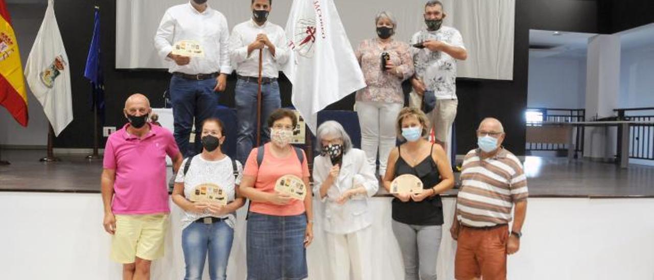 Junto a la bandera, Alexis Moreno, Samuel Henríquez y Pino Dolores Santana, junto a miembros de asociaciones vecinales de los barrios de medianías. | | FRANCISCO ROMERO