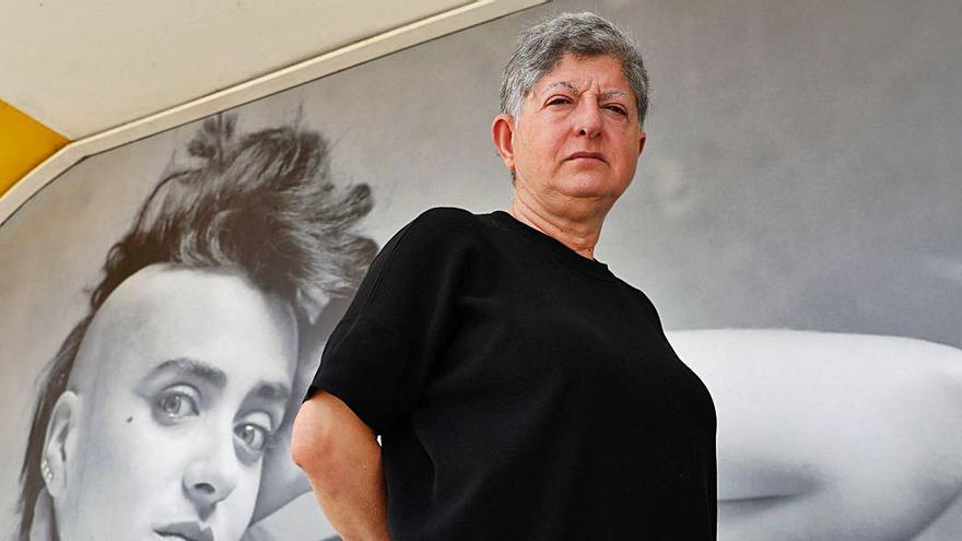 Rosa Olivares, comisaria de la exposición, delante de una de las obras. | Mara Villamuza