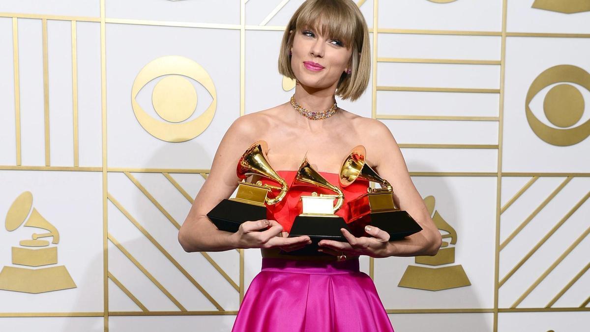Taylor Swift con tres premios Grammy.