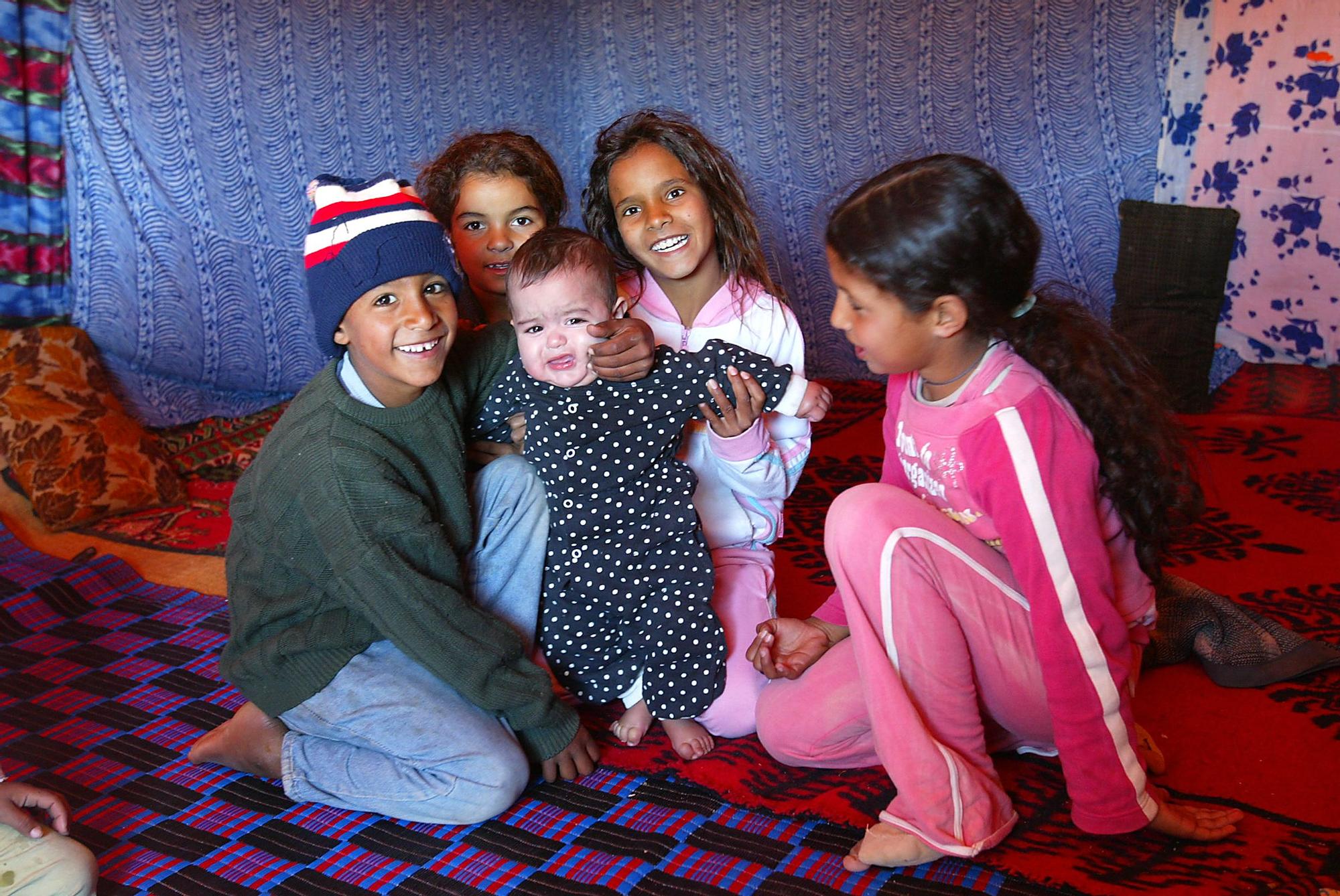 Un grupo de niños saharauis en el interior de una 'haima', en una foto de archivo.