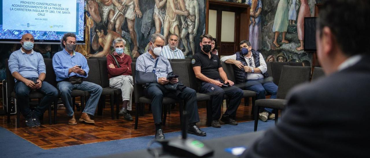 Reunión celebrada por Enrique Arriaga y Tomás Félix García con los vecinos afectados.