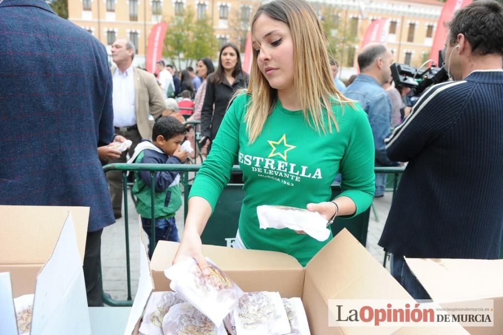 Reparto de pasteles de carne en el Cuartel de Arti