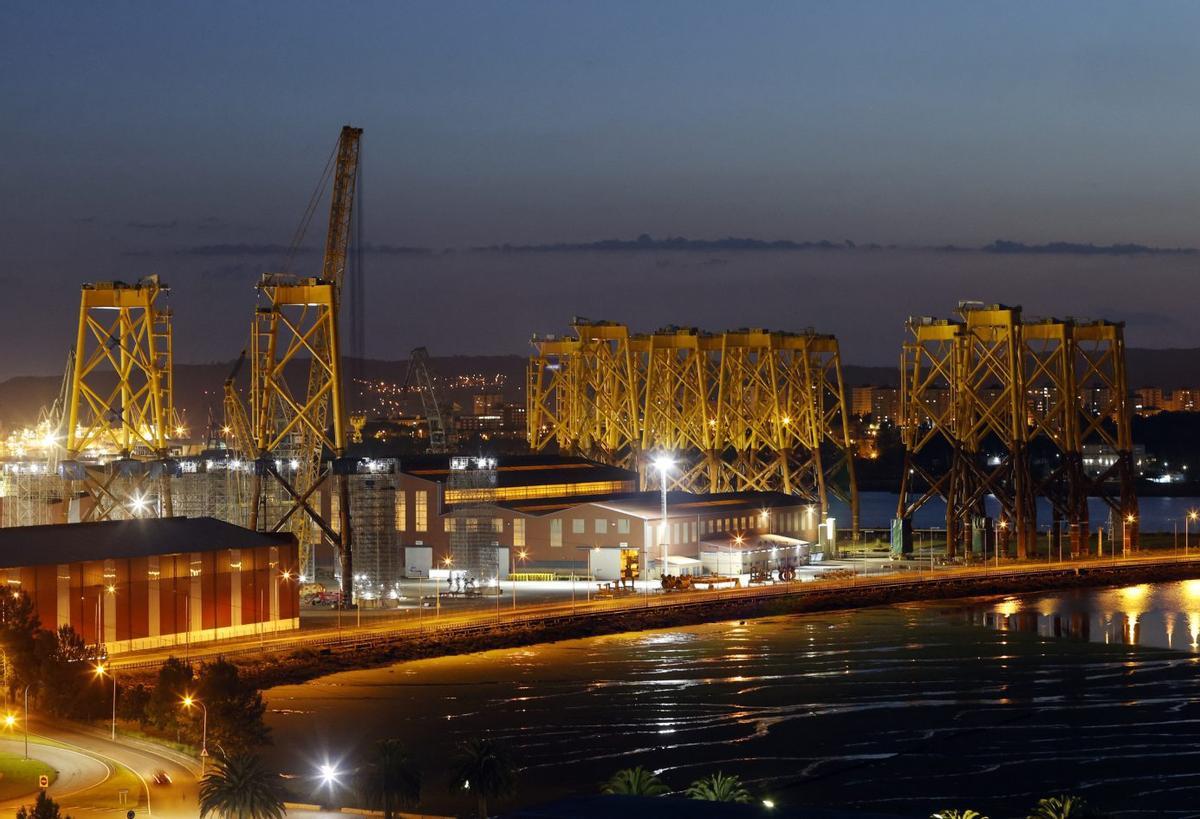 Astillero de Navantia en Fene, con los ‘jackets’ al fondo. |  Kiko Delgado