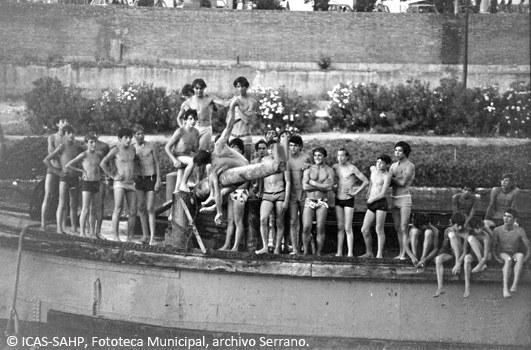 Participantes en la cucaña, con bañadores de la época (Década de 1970)
