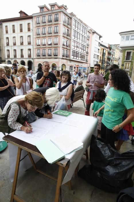 Concentración contra los recortes en las escualas infantiles de Asturias