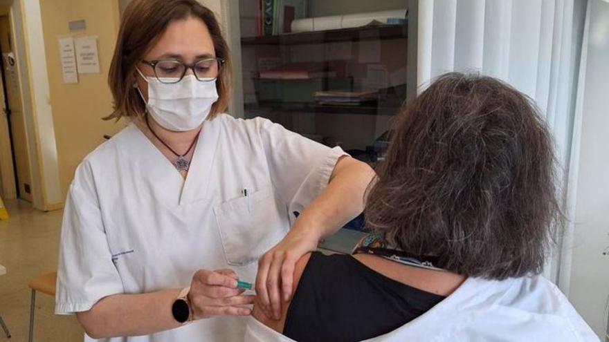 Inicio de la vacunación  frente al herpes zóster,  ayer, en Lavadores. |