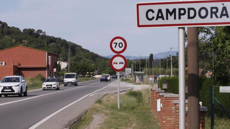 Instal·laran un semàfor al mig de la carretera de Campdorà