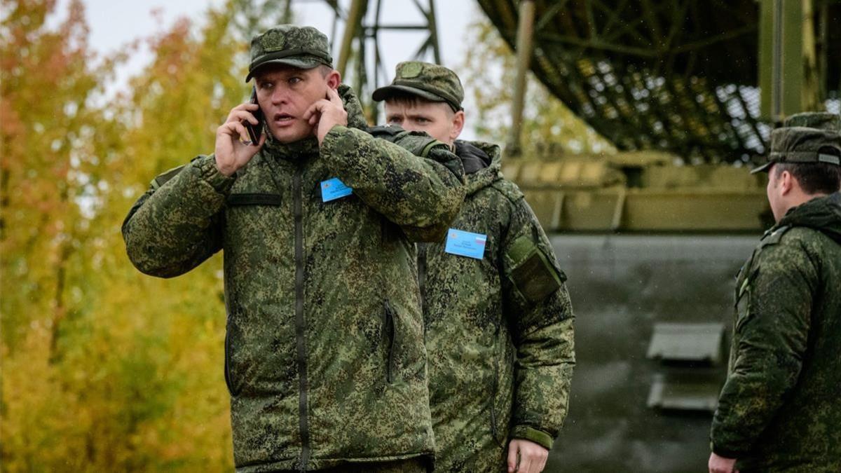 Un oficial del ejército ruso durante unos simulacros militares en el campo de entrenamiento Telemba.