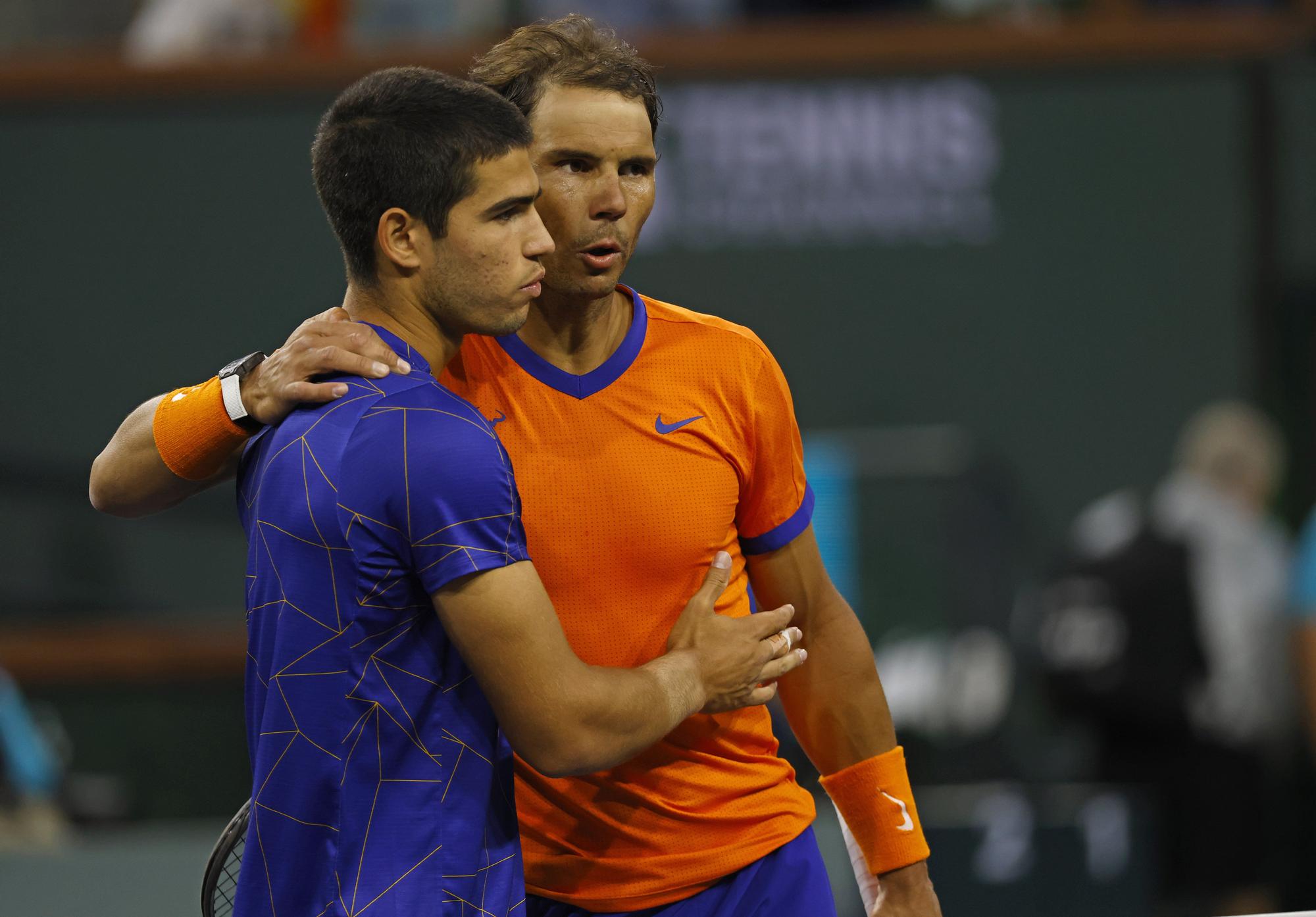 Alcaraz y Nadal se abrazan tras el fin del partido de semifinales