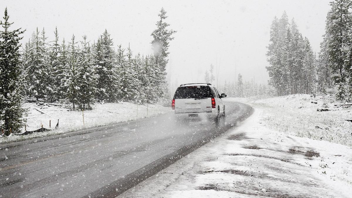 La conducción sobre nieve es especialmente peligrosa si no se lleva el material adecuado.