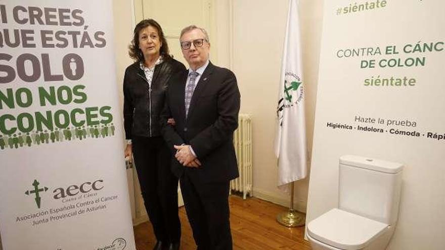 Margarita Collado y Francisco del Busto, ayer, en la sede de AECC-Asturias.