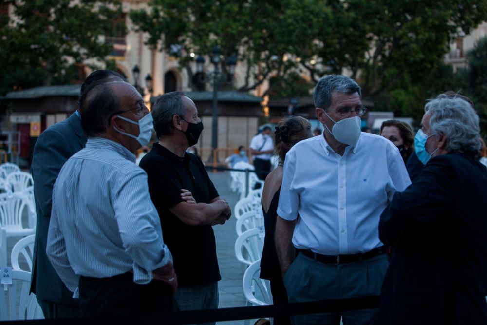 Homenaje a las víctimas del COVID en la plaza del ayuntamiento