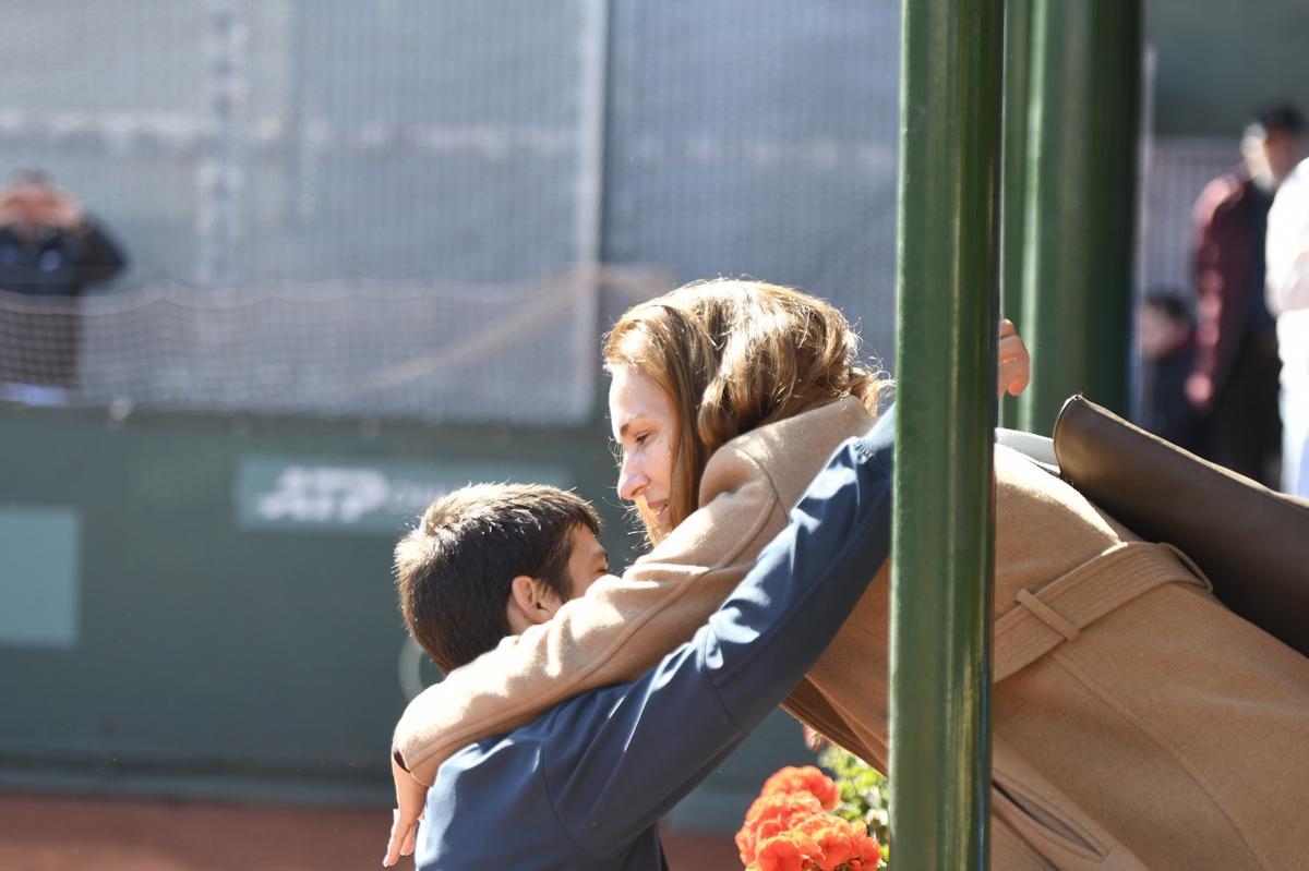 Jaime Alcaraz recibie la felicitación de su madre, Virginia Garfia, tras ganar el torneo sub-15 del Murcia Club de Tenis