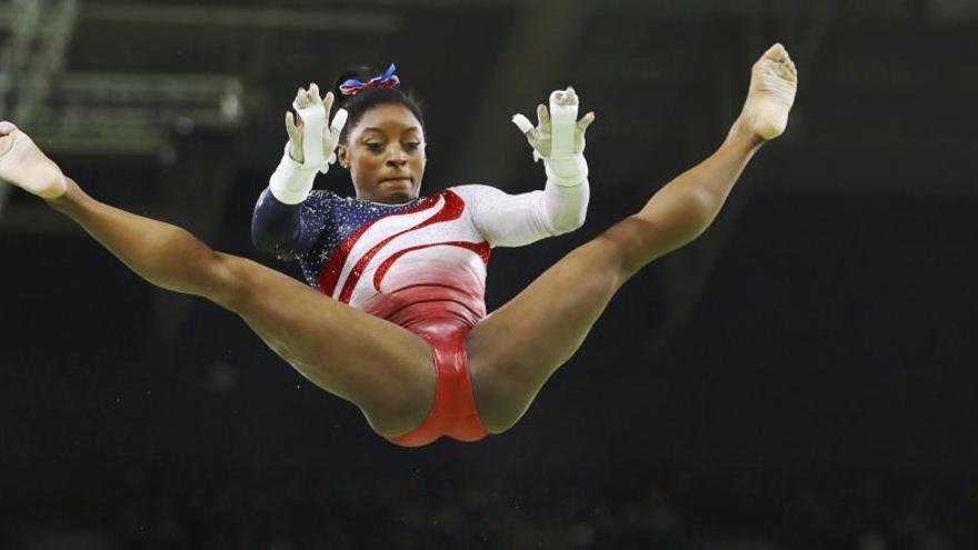 Simone Biles en el ejercicio de barras.