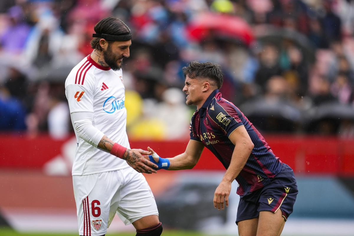 Nemanja Gudelj e Iván Romero, en el Sevilla FC-Levante UD en el Ramón Sánchez-Pizjuán