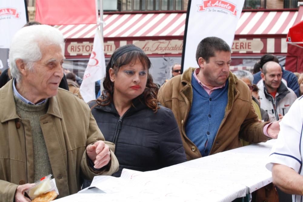 Reparto de pasteles de carne en la plaza del Romea