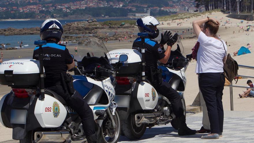 La Policía Local controla las Playa de Samil en Vigo.