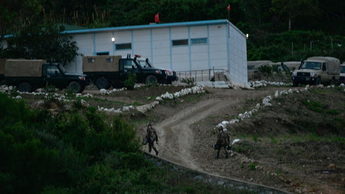 Imagen de archivo de la acción de militares vigilando el paso fronterizo de la barriada de Benzu tras un intento de salto de valla en octubre de 2023, en Ceuta.