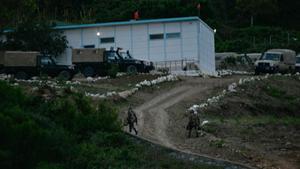 Archivo - Imagen de archivo de la acción de militares vigilando el paso fronterizo de la barriada de Benzu tras un intento de salto de valla en octubre de 2023, en Ceuta