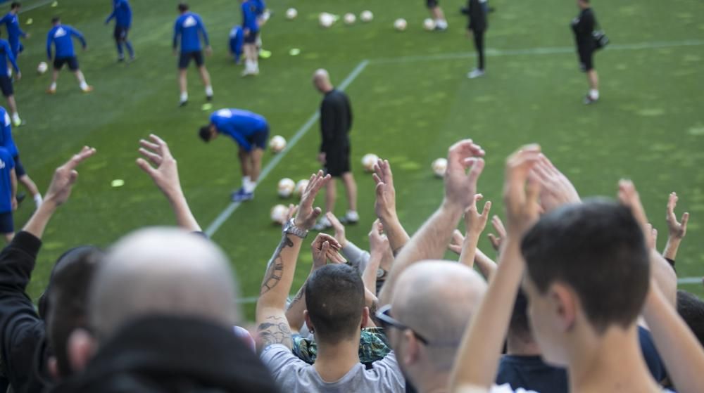 Los oviedistas apoyana a su equipo antes del derbi