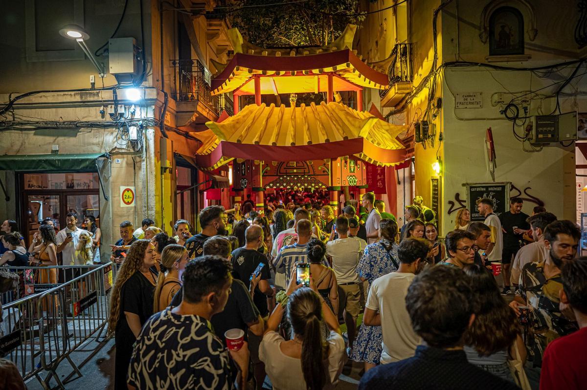 Ambiente en la primera noche de las fiestas de Gràcia.