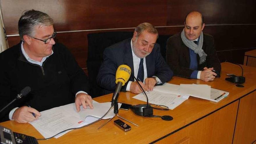 El portavoz de Marea Veciñal, el alcalde y el portavoz del PSOE, ayer, durante la firma del acuerdo en el Concello.