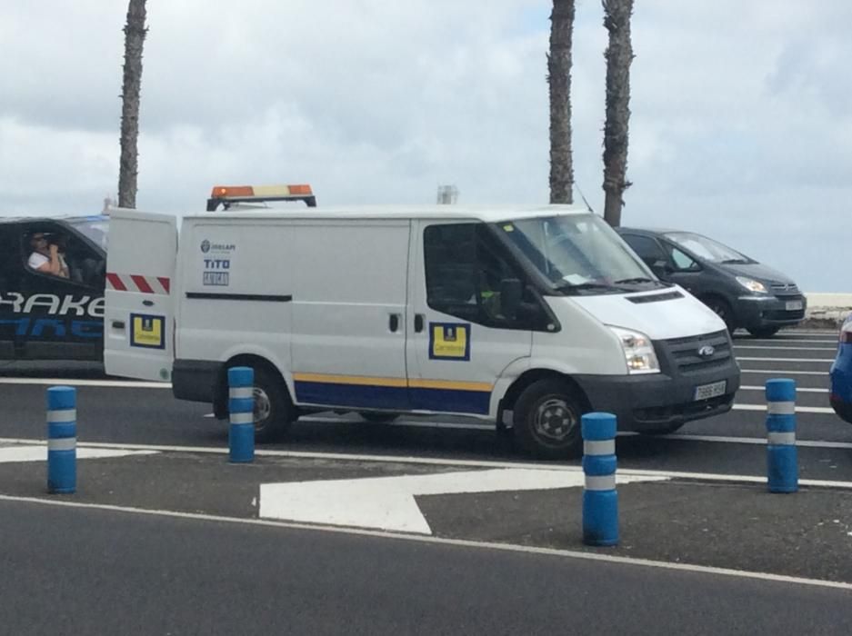 Un coche vuelca en la Avenida Marítima