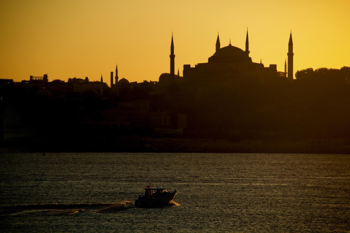 Perfil de Estambul visto desde el mar.