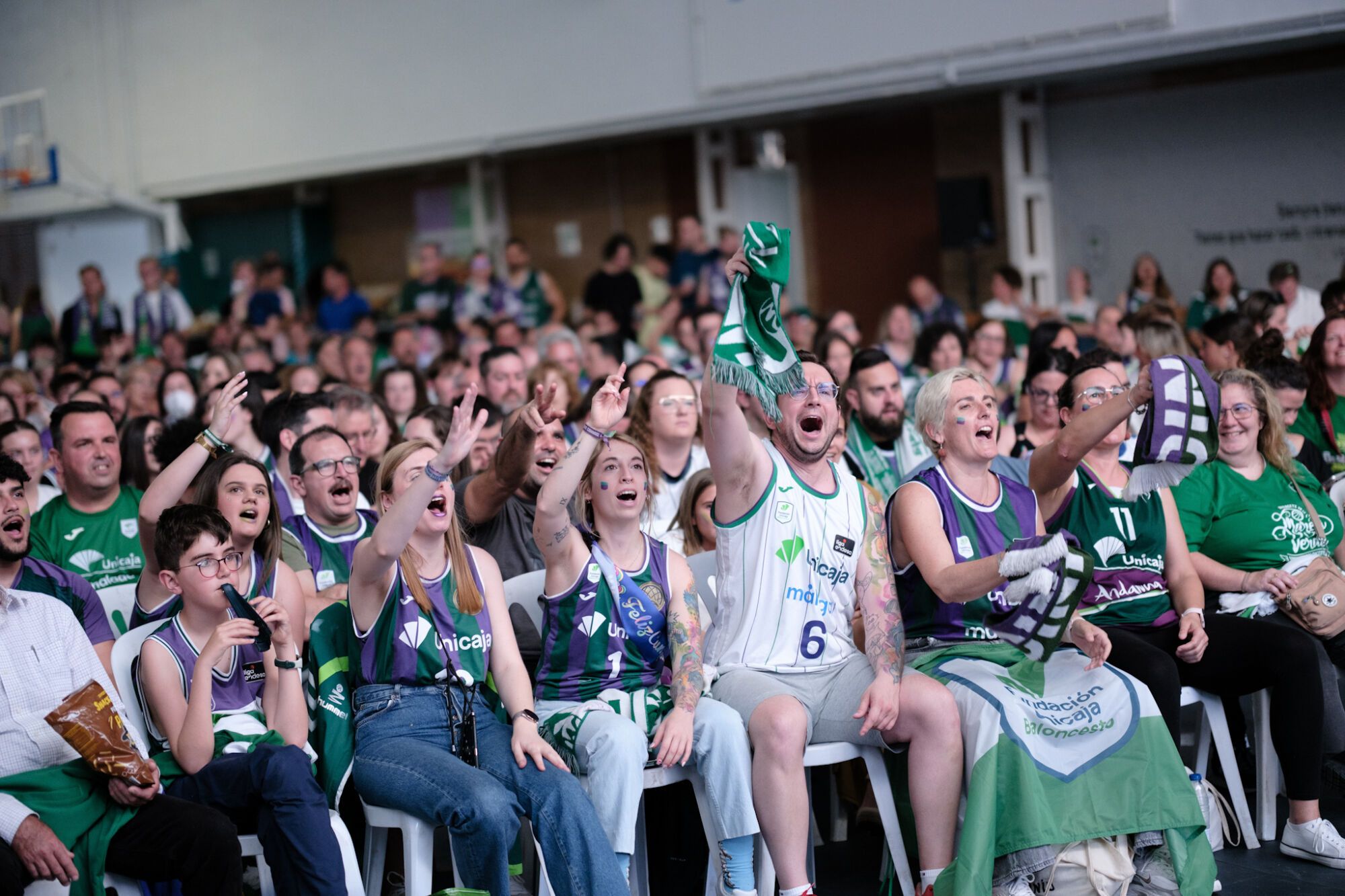 La afición del Unicaja sigue la final de la BCL en Los Guindos
