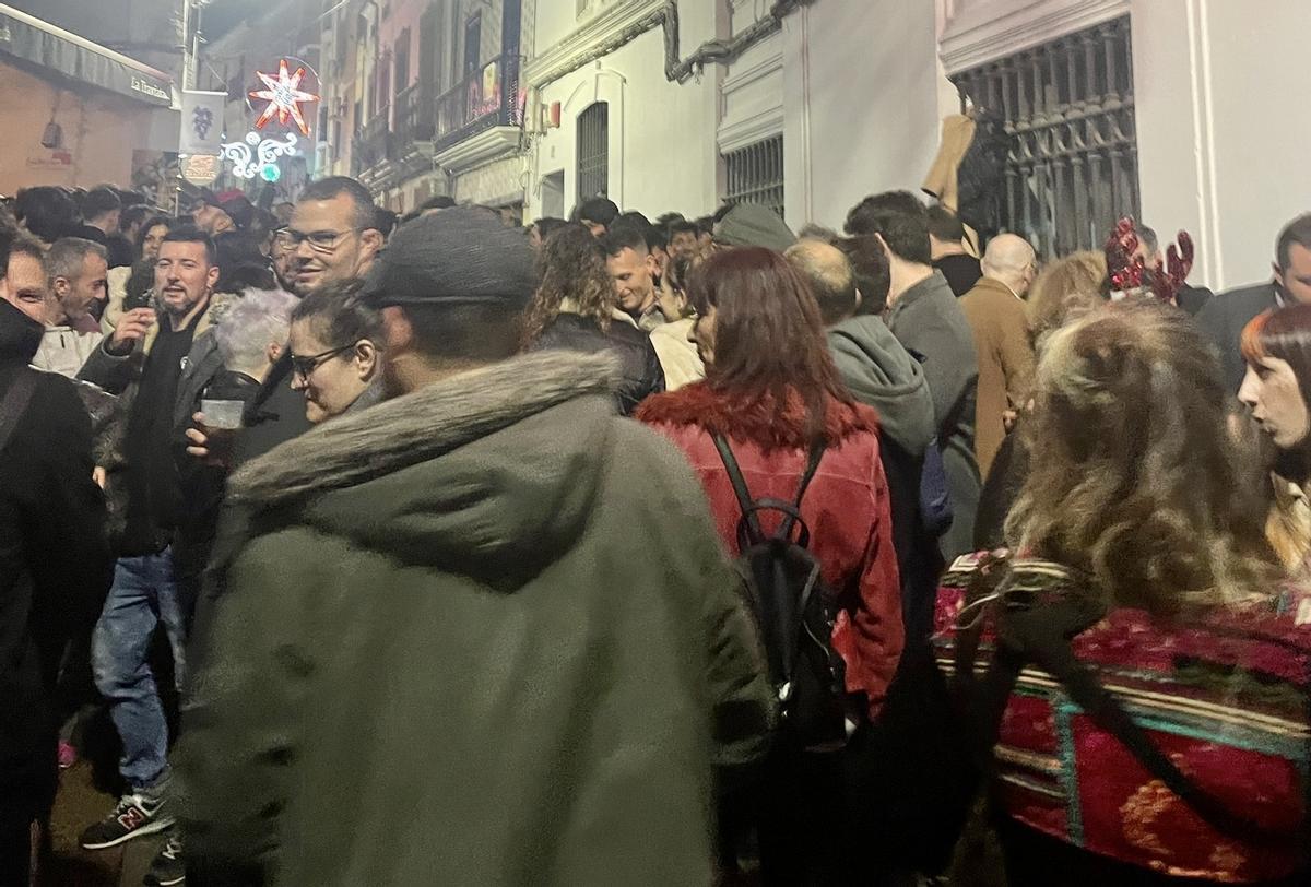 Lleno durante las cañas de Nochebuena en la calle Pizarro.