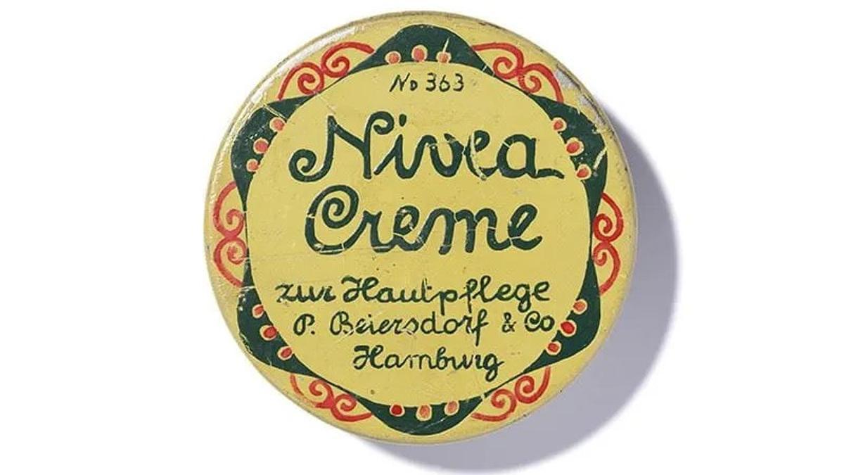 Primera lata de Nivea, de estilo modernista, año 1911
