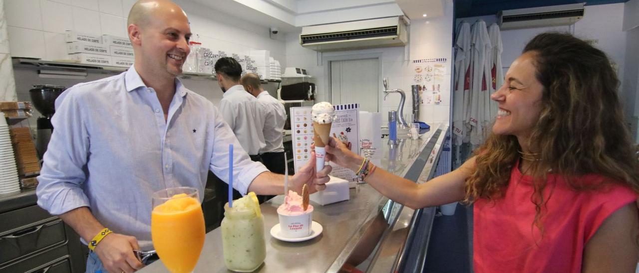 Paco Espí, socio-director de La Flor de Levante, atendiendo a una cliente en la heladería del Zoco.