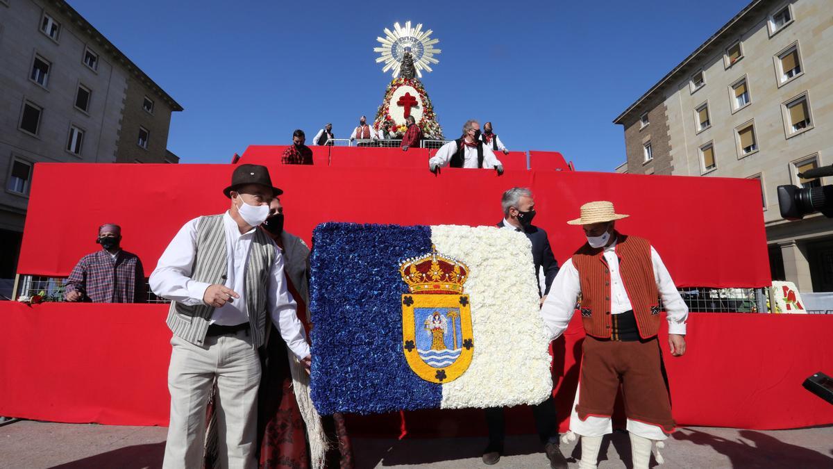 Ofrenda floral en homenaje a La Palma en las Fiestas del Pilar de Zaragoza