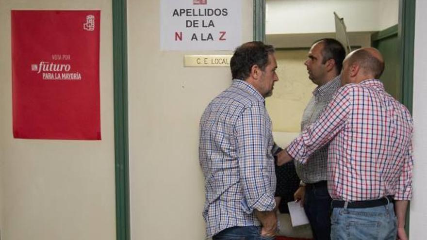 El alcalde Echávarri con su jefe de gabinete, Lalo Díez, y el concejal Carlos Giménez, el domingo en la sede.