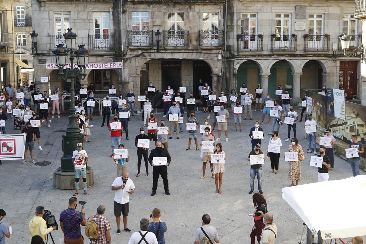 10-septiembre-Los hosteleros ayer durante la lectura del manifiesto de protesta por las restricciones impuestas Villar.jpg