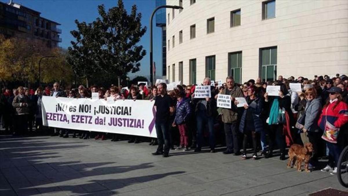 Protesta ante el juzgado de Pamplona contra 'La manada', en noviembre.