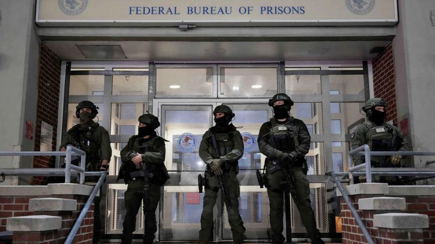 Agents federals vigilen l’exterior del Centre de Detenció Metropolità de Nova York mentre esperen l’arribada de Maduro, dissabte. | YUKI IWAMURA / AP
