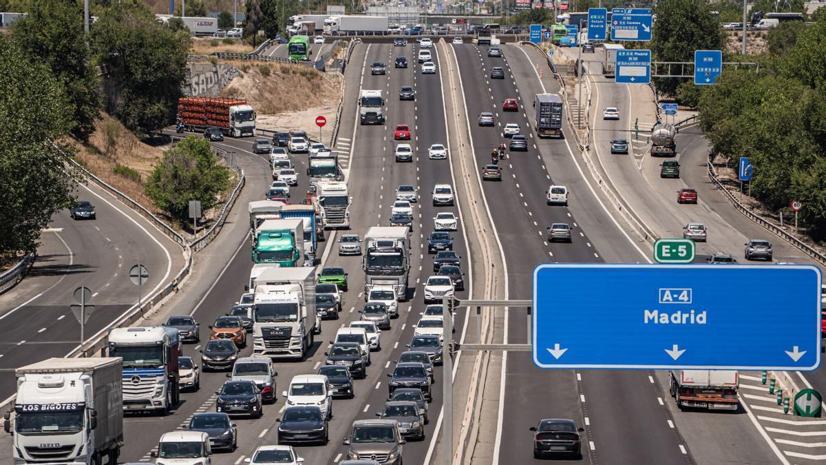 Decenas de vehículos durante la operación salida del verano