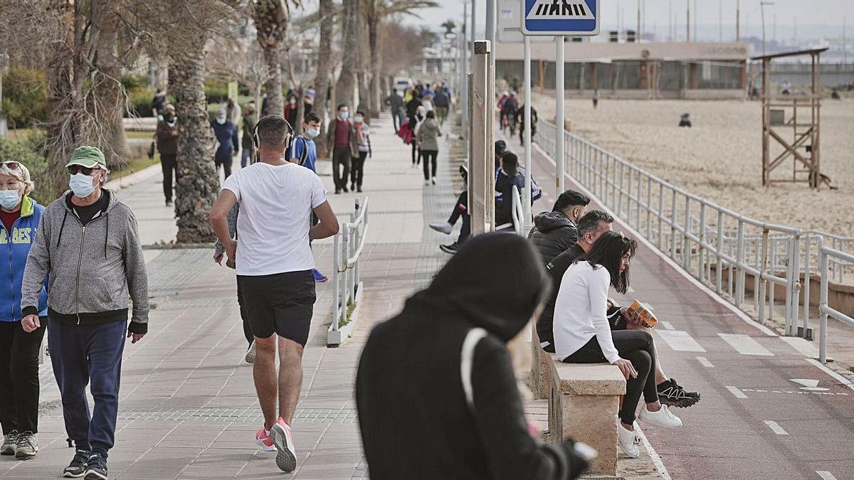 Personas paseando y haciendo deporte en Can Pere Antoni.