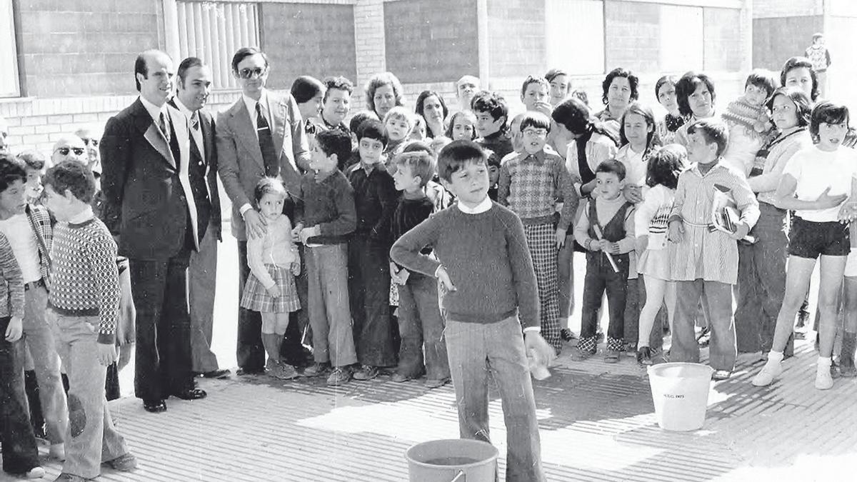 Infants del barri a l’escola, que va obrir portes el 1975